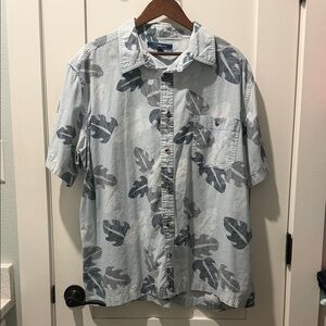 Croft & Barrow 100% Cotton Light Blue Leaf Print Shirt
